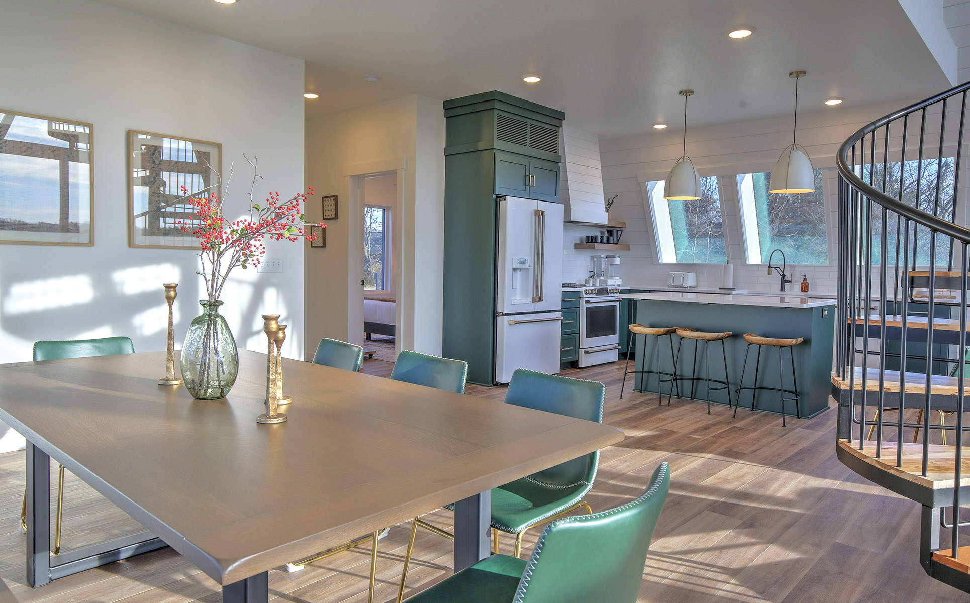 Kitchen Table and Kitchen Bar Area