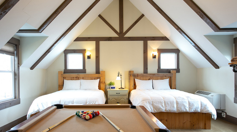 cabin with beds and pool table in Ohio Amish country