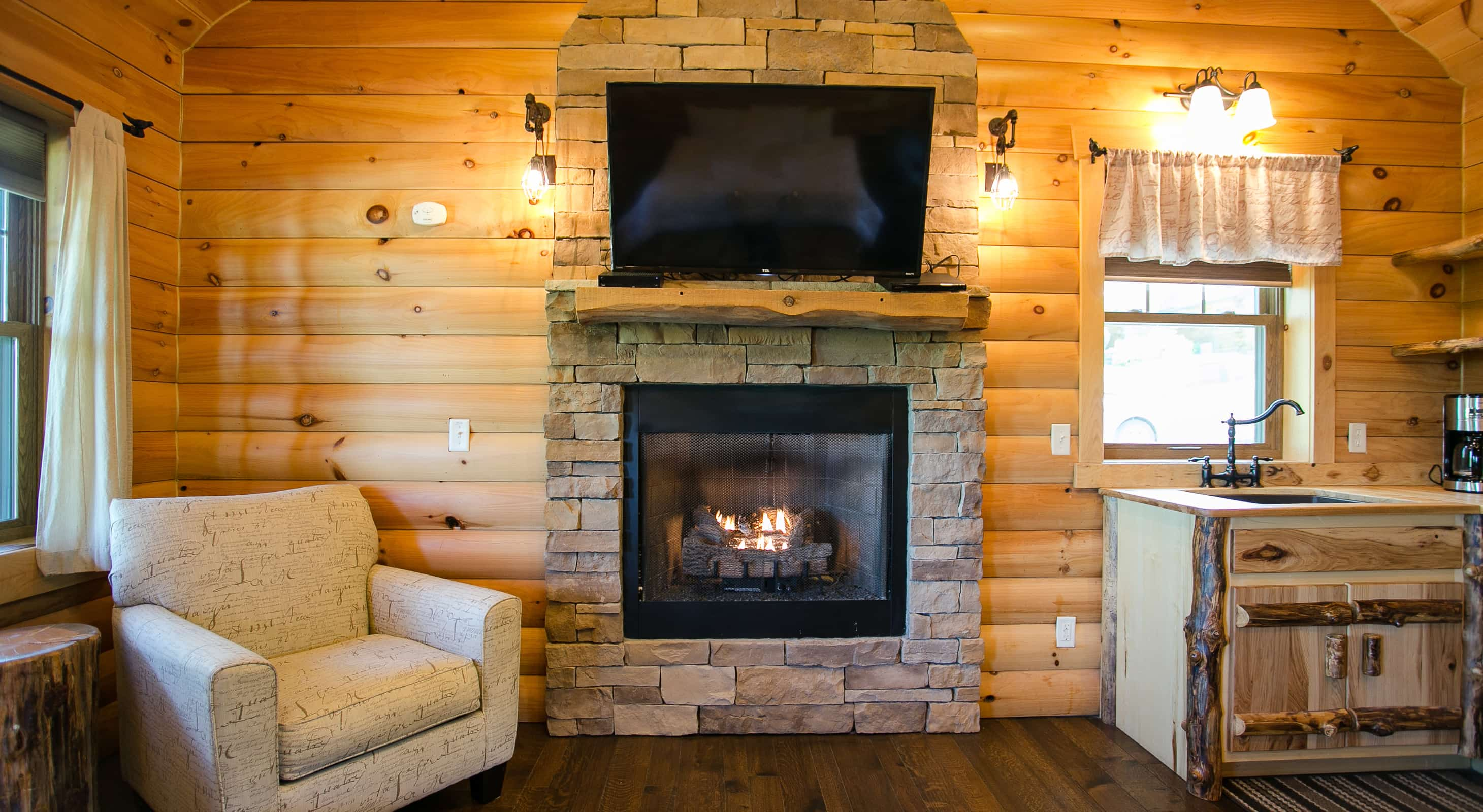 Coblentz Cabins Dogwood Cabin fireplace