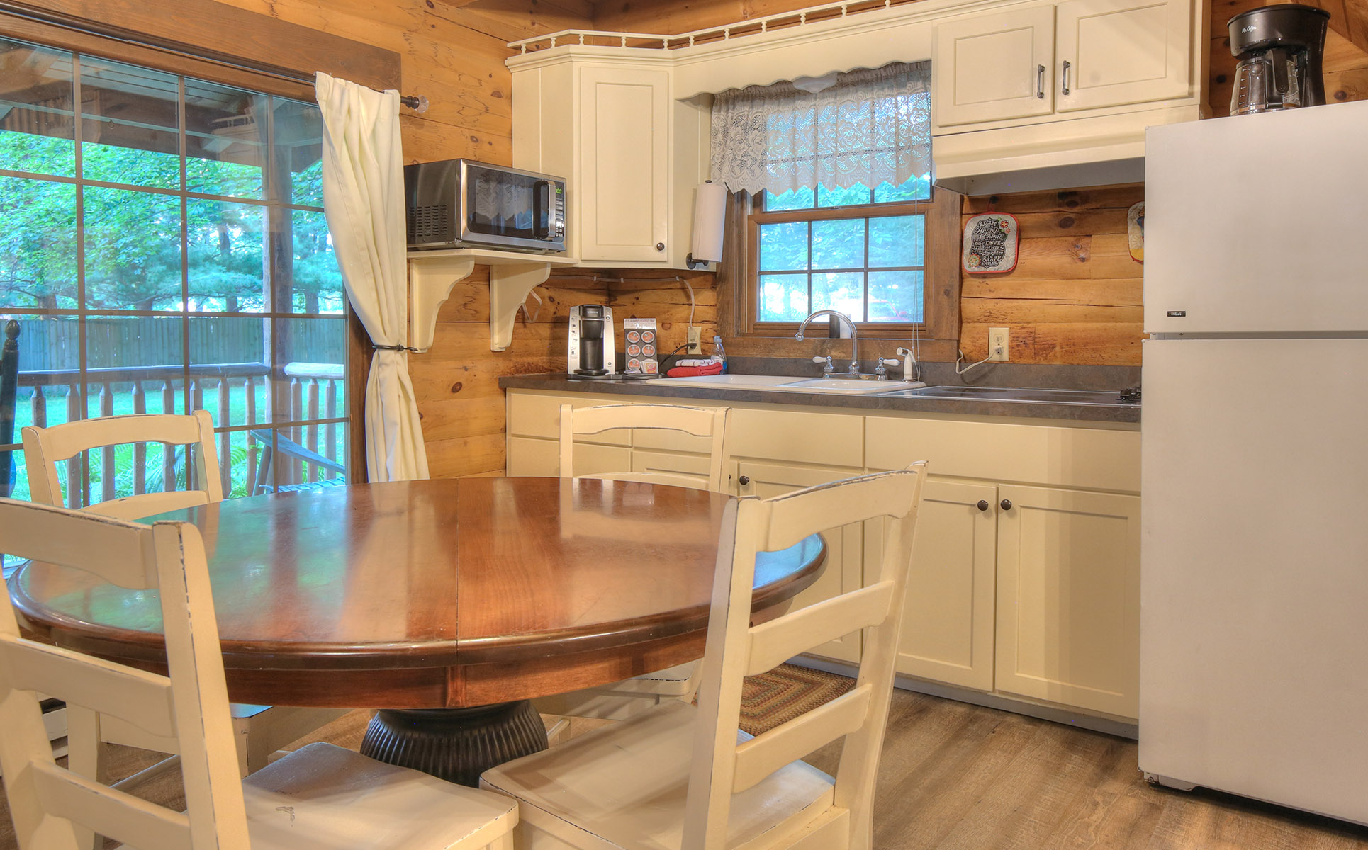 Apple Blossom Cabin kitchen