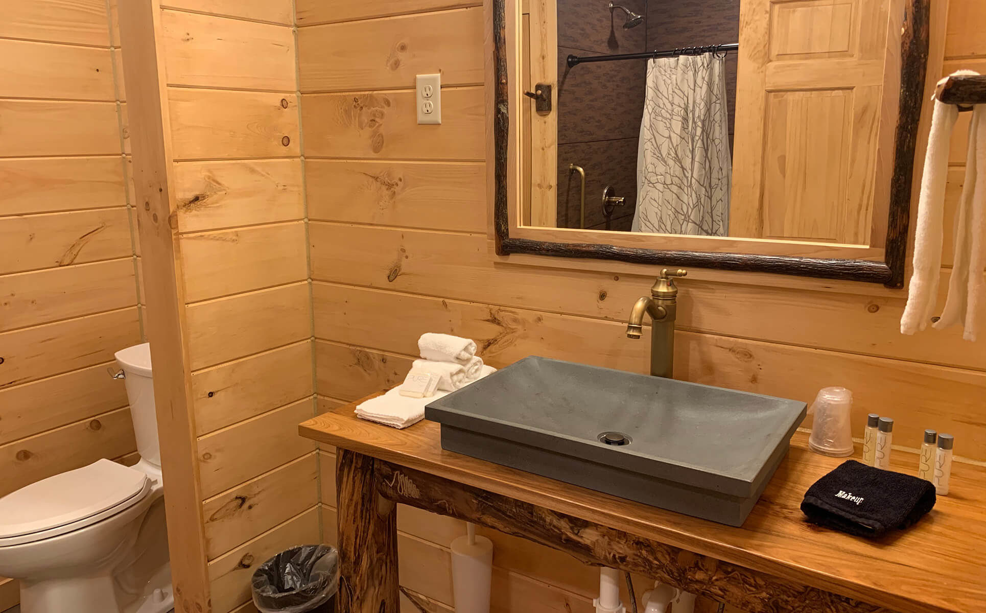 Briarwood Cabin bathroom