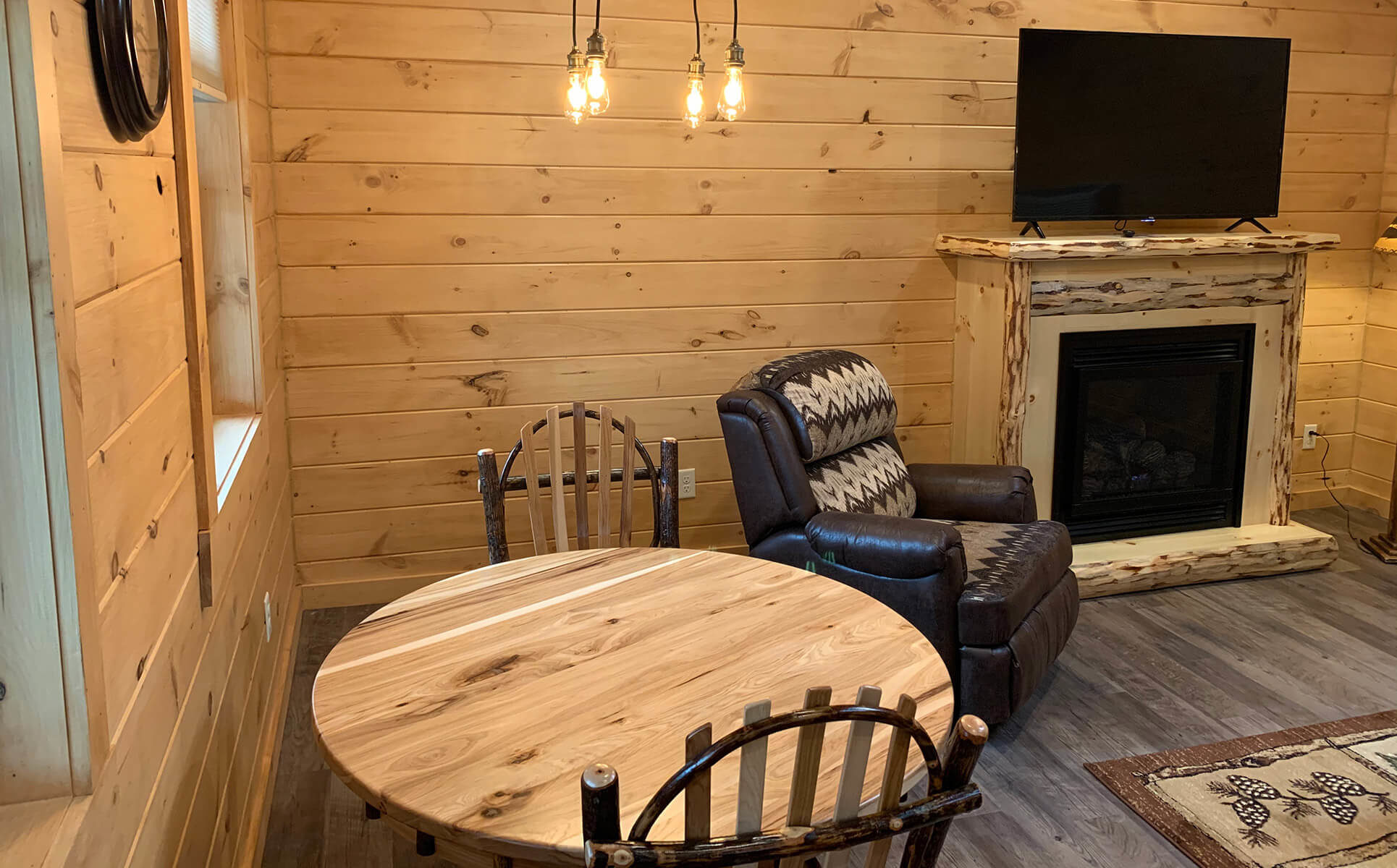 Briarwood Cabin dining area