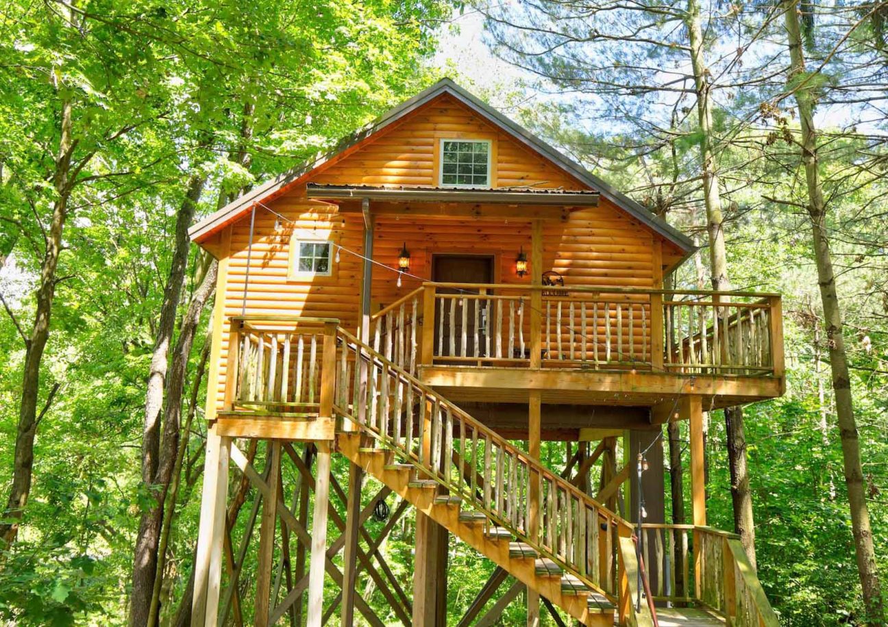 Exterior of Wild Cherry Treehouse at Pine Cove Lodging