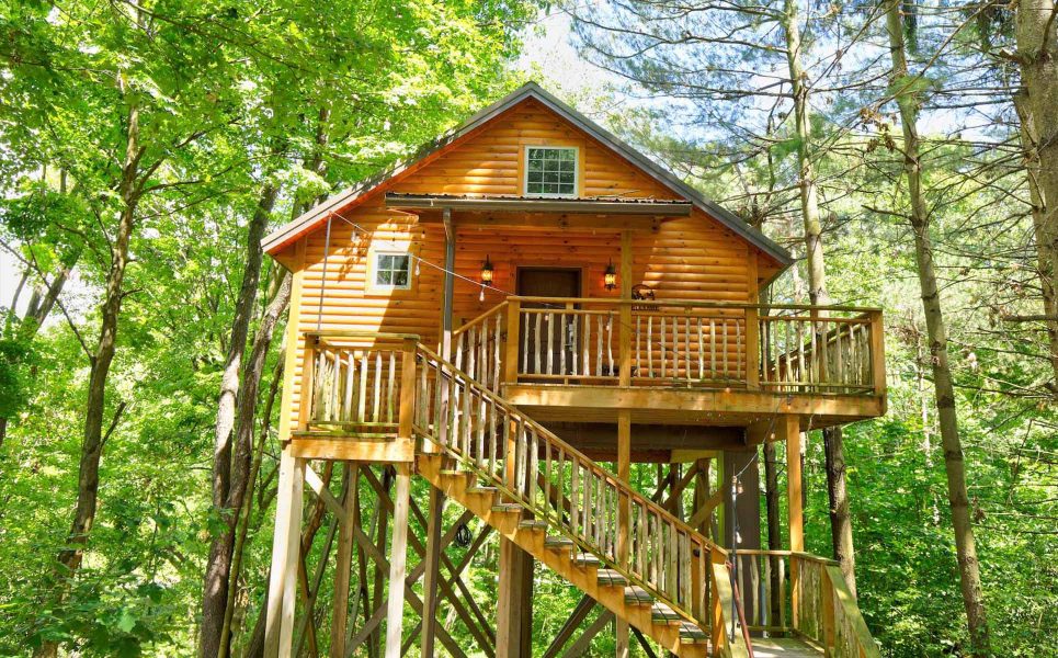 Exterior of Wild Cherry Treehouse at Pine Cove Lodging