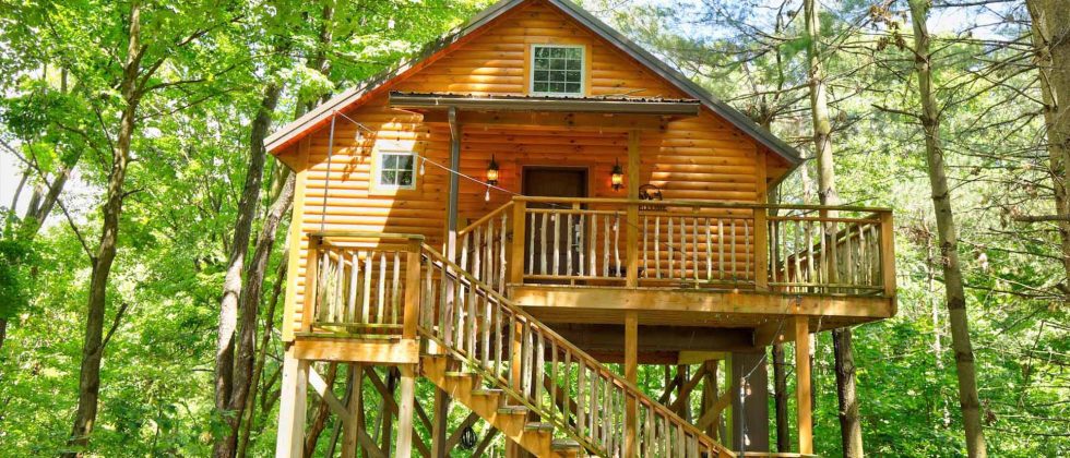 Exterior of Wild Cherry Treehouse at Pine Cove Lodging