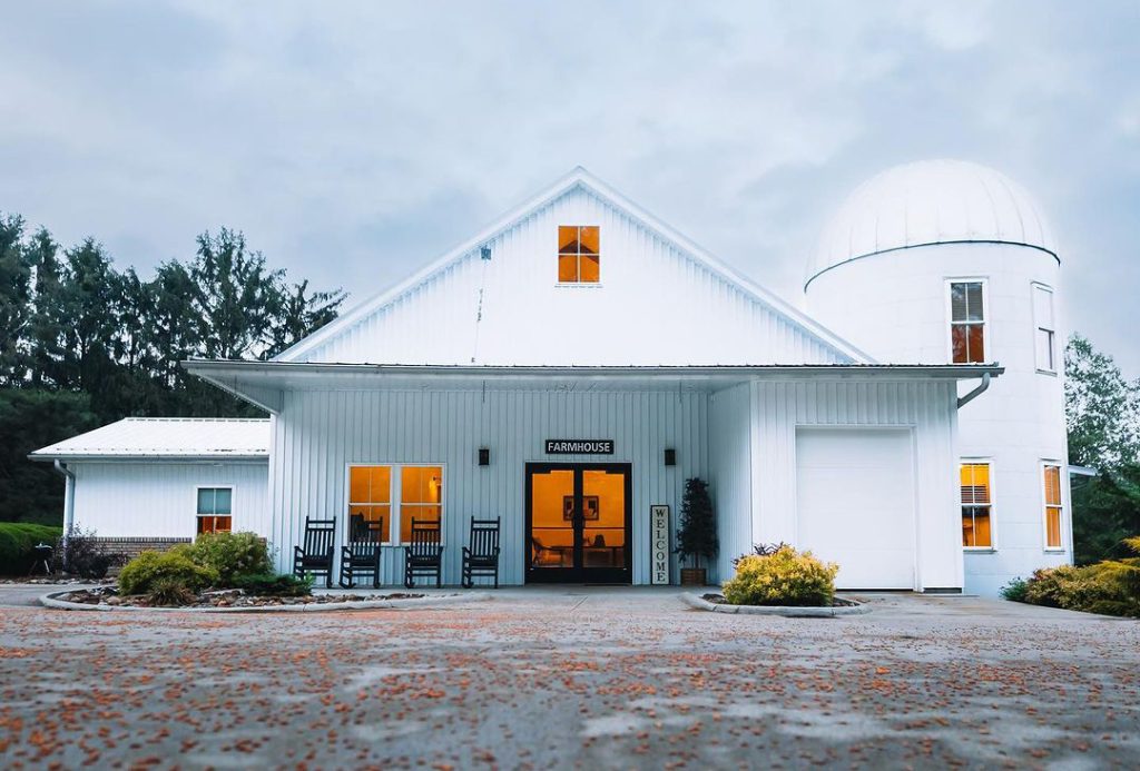 Exterior of Pine Cove Lodging Farmhouse