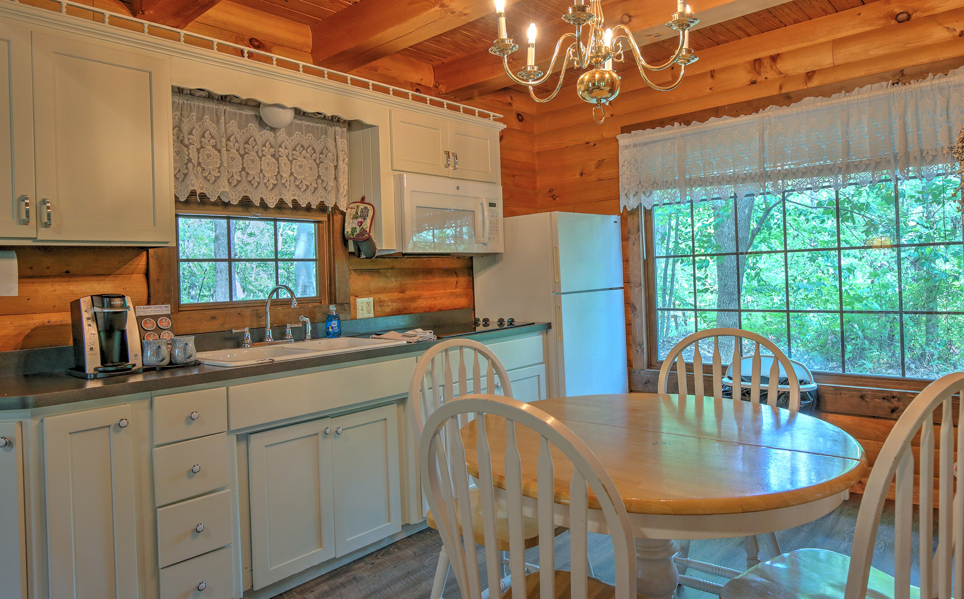 Grapevine Cabin kitchen