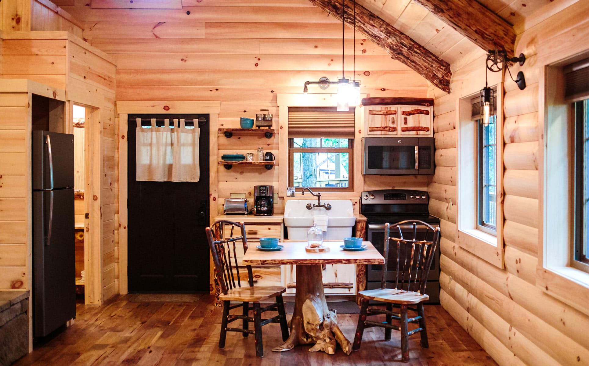 Full Kitchen with dining table for two