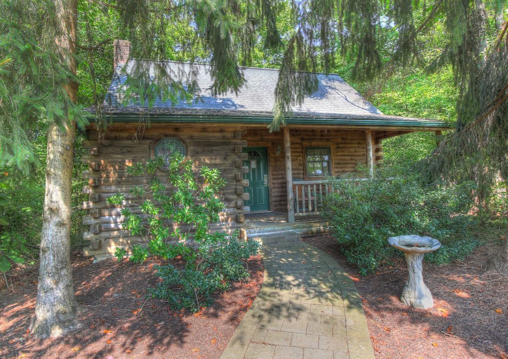 Exterior of Wild Rose cabin at Cricket Hill Cabins